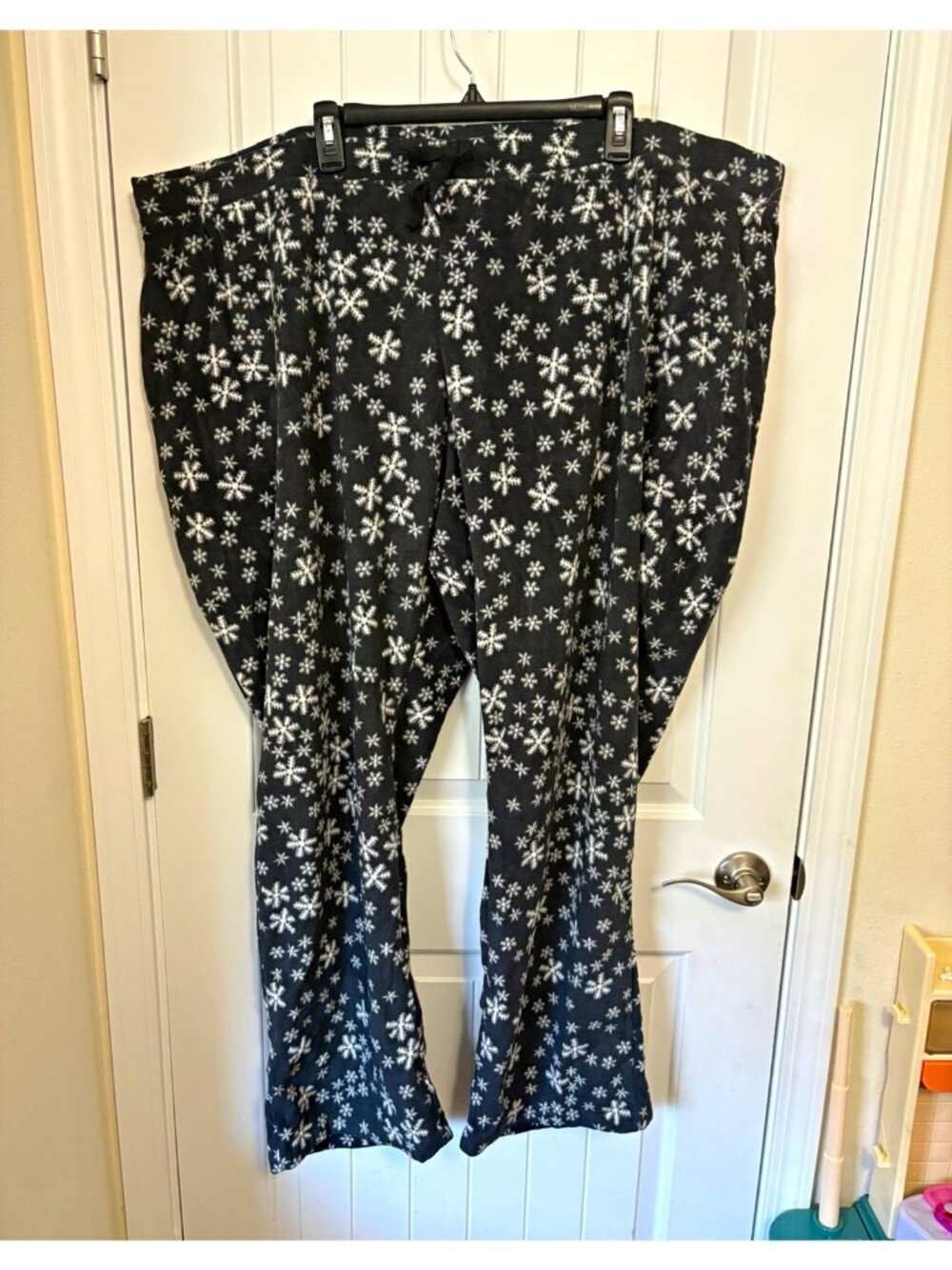 Old Navy Women’s Fleece Pajama Pants Black/White Snowflake Holiday 4X  53 x 32